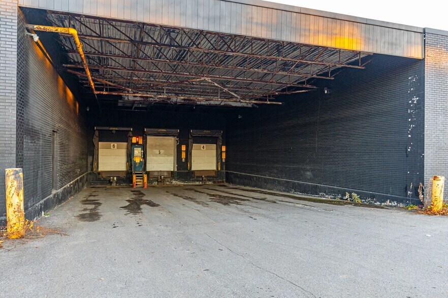 More Photos Of 5950 Ch De La Côte-De-Liesse, Mont-Royal Distribution For Lease