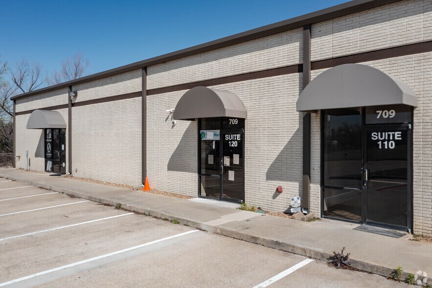 More Photos Of 709-711 Business Way, Wylie Showroom For Lease