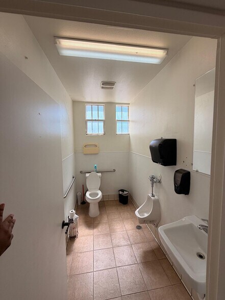 More Photos Of 566 W Lancaster Blvd, Lancaster Office For Sale