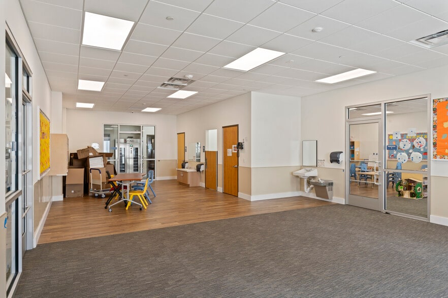 More Photos Of 42525 Tall Cedars Pkwy, Chantilly Schools For Lease