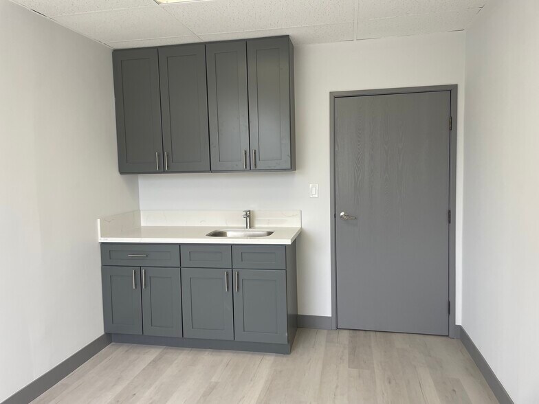 More Photos Of 900 S Main St, Corona Medical For Lease