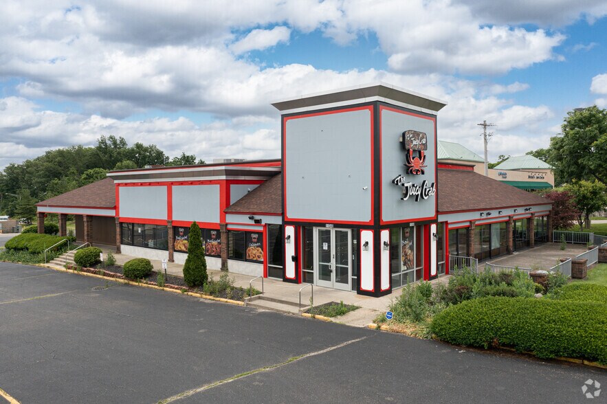 Primary Photo Of 11340 Princeton Pike, Cincinnati Restaurant For Lease