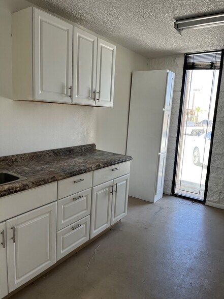 More Photos Of 817-873 W 9th St, San Jacinto Warehouse For Lease