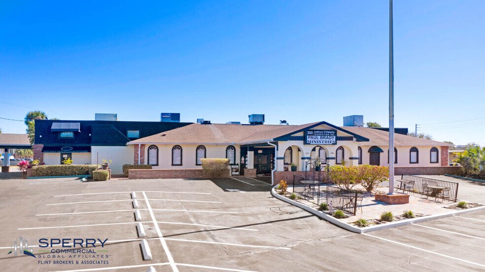 More Photos Of 300 N Cocoa Blvd, Cocoa Restaurant For Lease