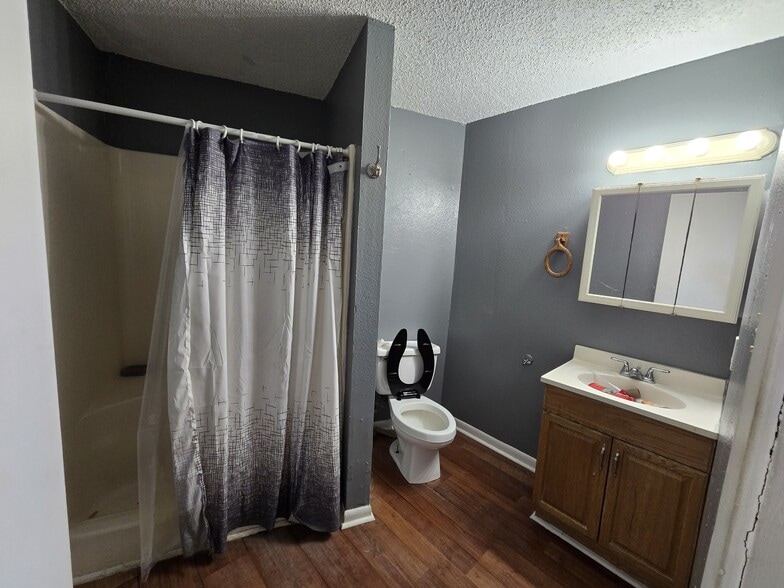 More Photos Of 3001 Jean Lafitte Pky, Chalmette Light Distribution For Sale