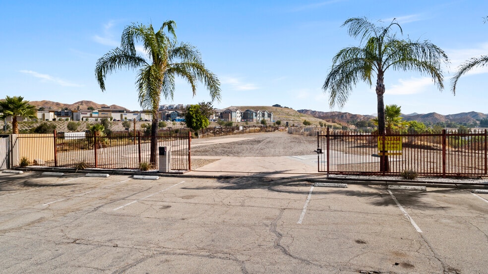 More Photos Of 16441 Delone St, Santa Clarita Land For Lease