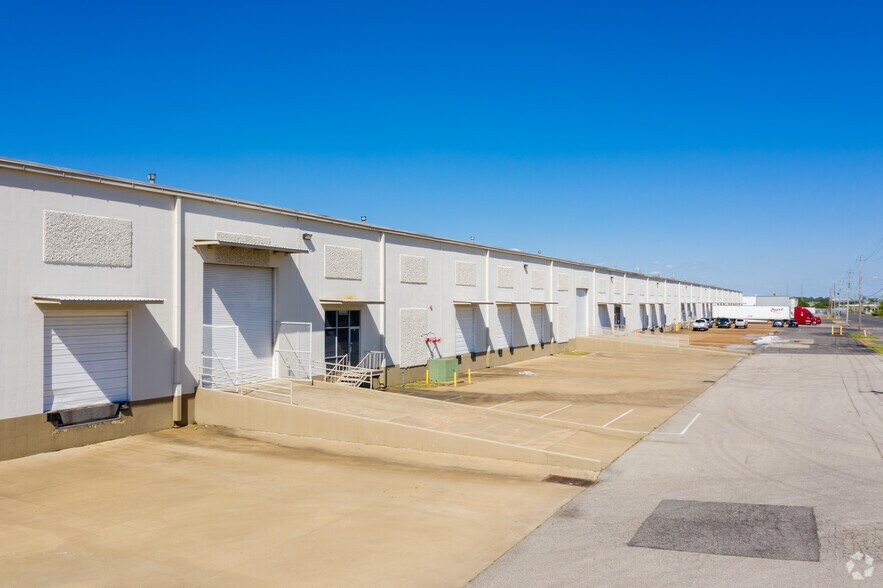 More Photos Of 3800-3884 Crowfarn Dr, Memphis Distribution For Lease