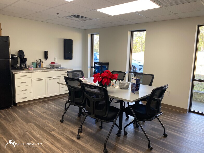 More Photos Of 210 E Lukken Industrial Dr, Lagrange Warehouse For Lease