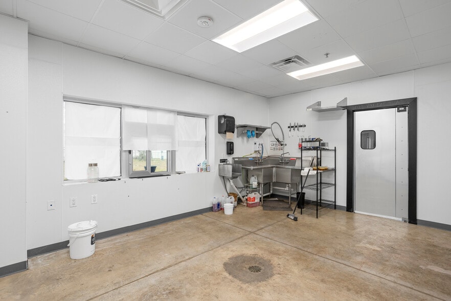 More Photos Of 2702 Fort Worth Hwy, Hudson Oaks Warehouse For Sale