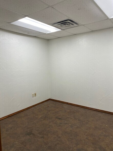More Photos Of 400 S Eagle Ln, Oklahoma City Warehouse For Lease