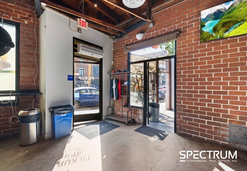 More Photos Of 11419 Santa Monica Blvd, Los Angeles Restaurant For Lease