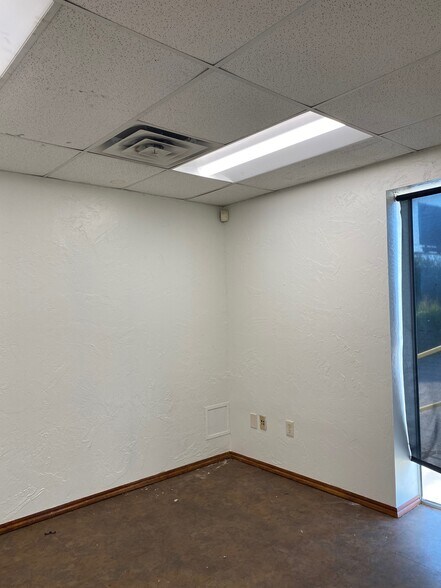More Photos Of 400 S Eagle Ln, Oklahoma City Warehouse For Lease