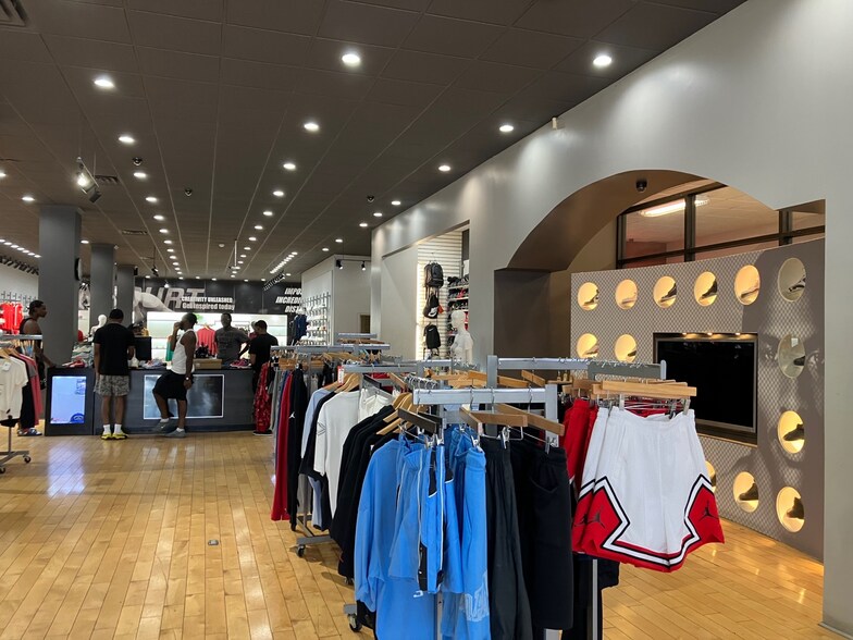 More Photos Of 4032 W Madison St, Chicago General Retail For Sale