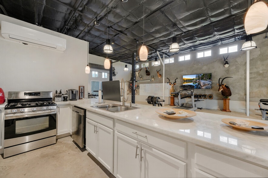 More Photos Of 2428 San Benito St, Fresno Showroom For Sale