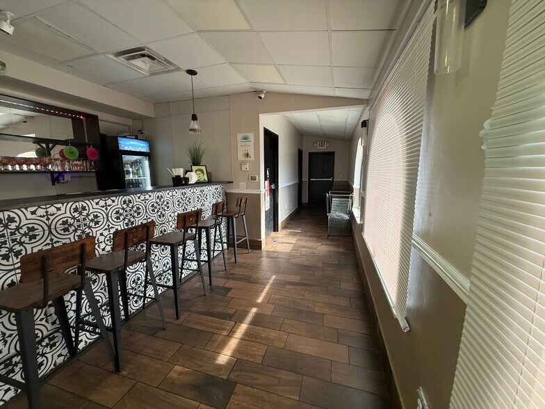 More Photos Of 1297 Fort St, Wyandotte Restaurant For Sale