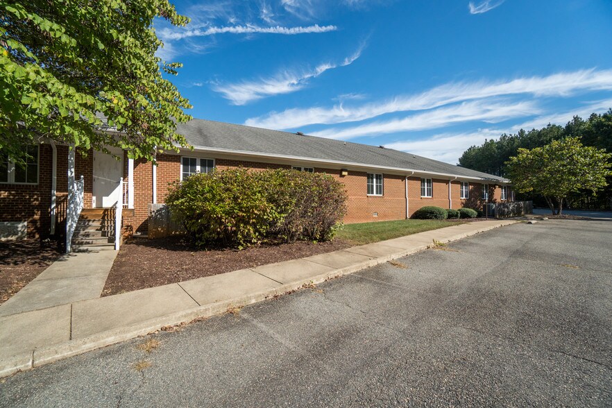 More Photos Of 2442 New Dorset Cir, Powhatan Office For Lease