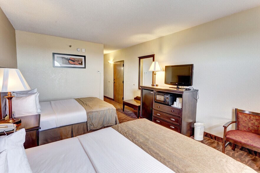 More Photos Of 3257 Shepherd of the Hills Expy, Branson Hotel For Sale