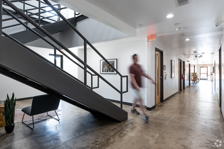 More Photos Of 2910 S Beckley Ave, Dallas Storefront Retail Office For Sale