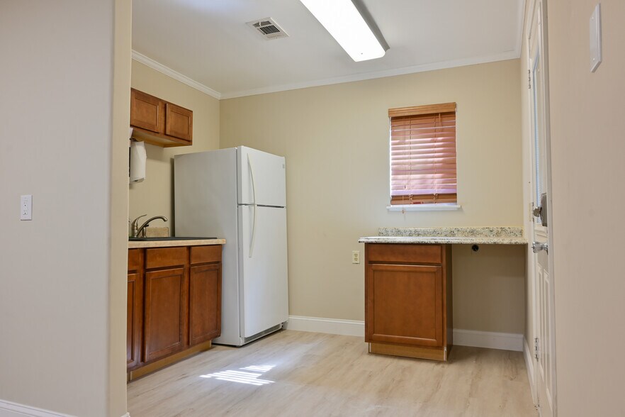 More Photos Of 304 E Broad St, Mansfield Office For Lease
