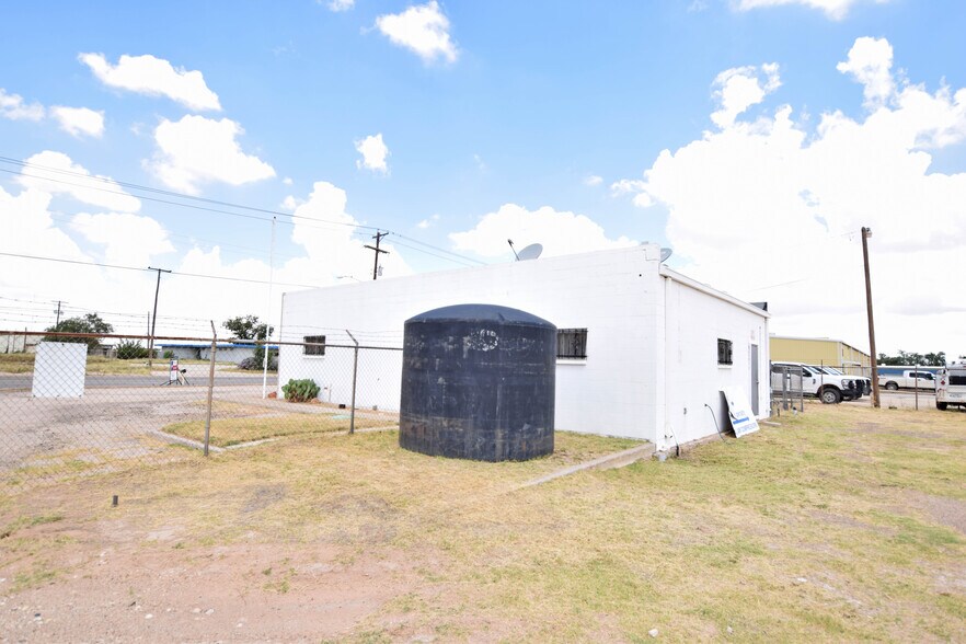 More Photos Of 1003 S County Rd W, Odessa Office For Lease