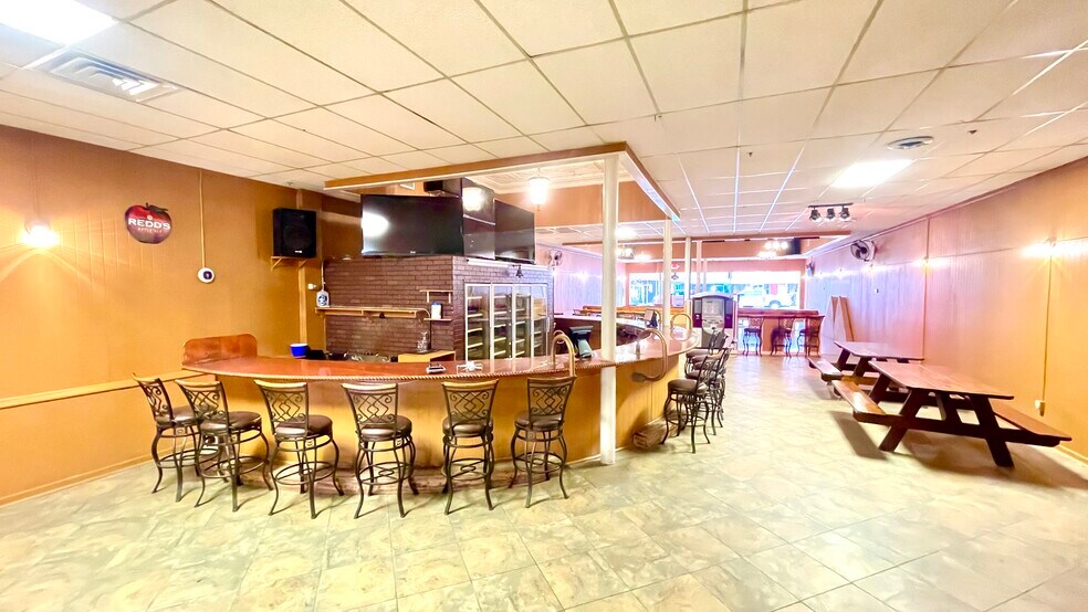 More Photos Of 209 N Washington St, Beeville Bar For Sale