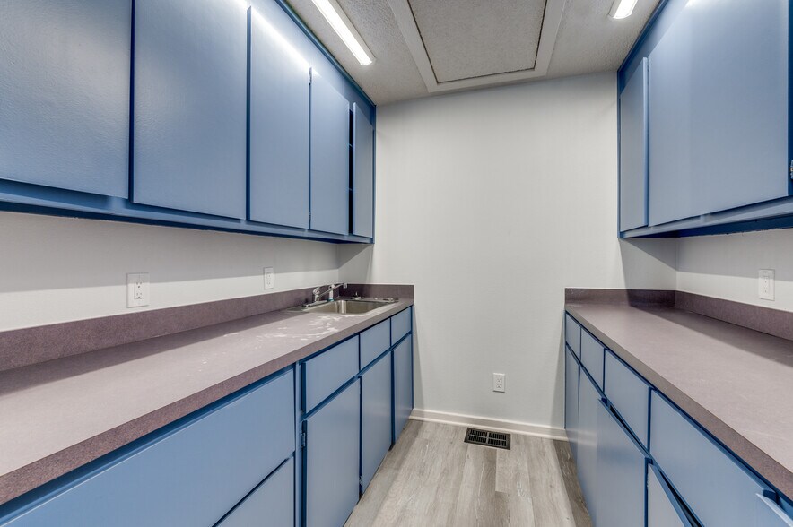 More Photos Of 1725 Cimarron Trl, Hurst Medical For Lease