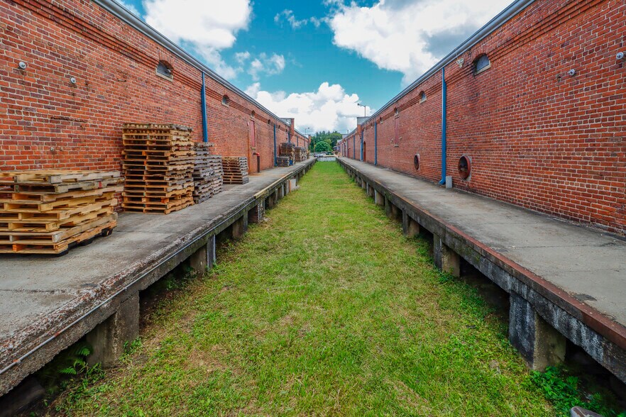 More Photos Of 827 Douglas Ave, Portsmouth Warehouse For Lease