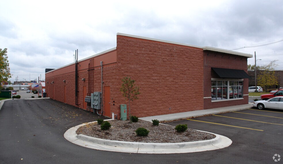 More Photos Of 750 N Cedar St, Lansing Storefront For Sale