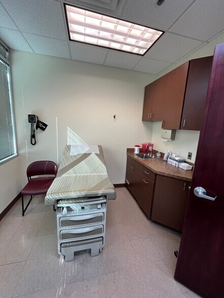 More Photos Of 41810 N Venture Dr, Phoenix Medical For Lease