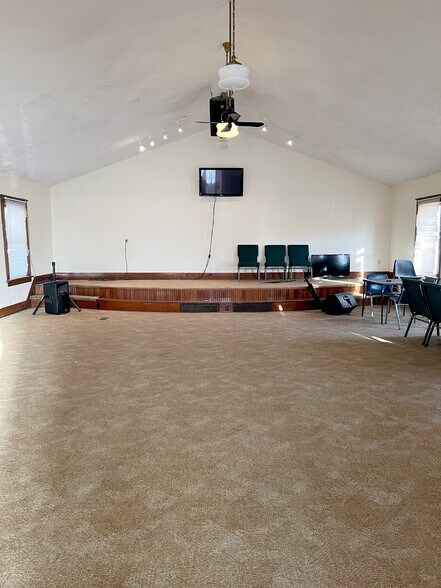 More Photos Of 1102 D St, Fairbury Specialty For Sale