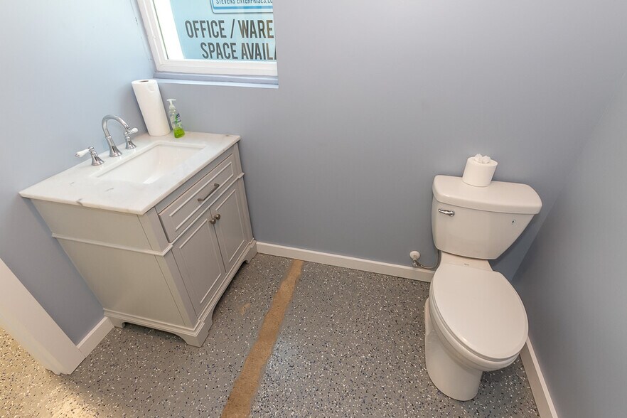 More Photos Of 925 Virginia St, Shelbyville Warehouse For Lease