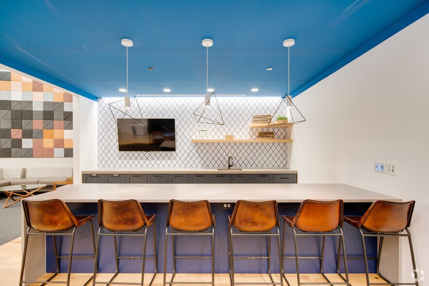 More Photos Of 200 W Adams St, Chicago Office For Lease