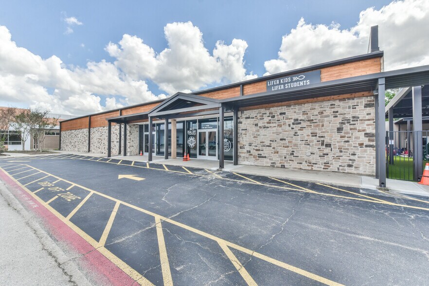 More Photos Of 1222 W Main St, Tomball Religious Facility For Sale