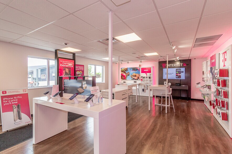 More Photos Of 1186 N Shawano St, New London General Retail For Lease