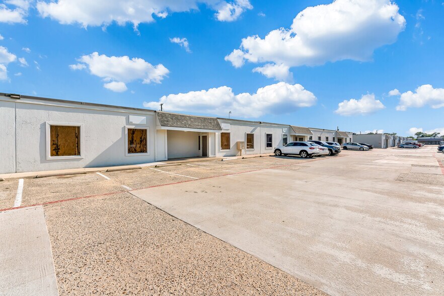 More Photos Of 10911 Dennis Rd, Dallas Unknown For Lease