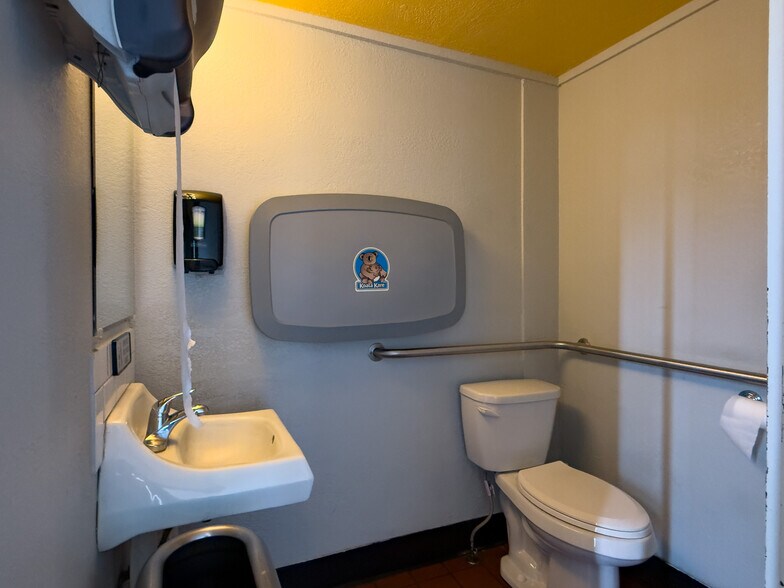 More Photos Of 21 E Main St, Walla Walla General Retail For Lease