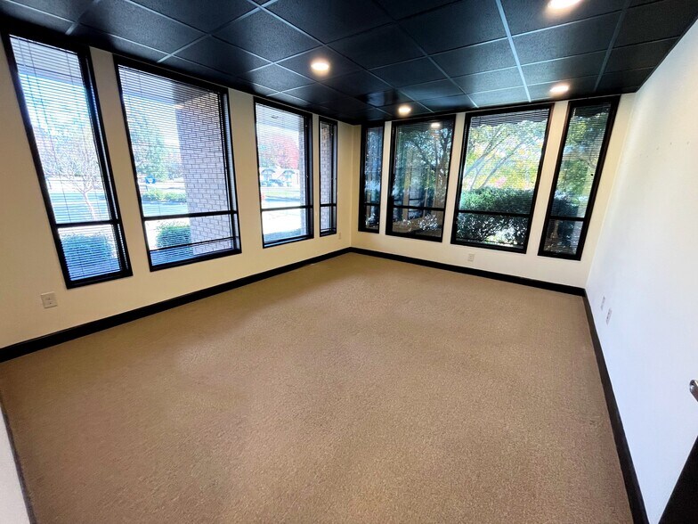 More Photos Of 160 Charlois Blvd, Winston-Salem Medical For Sale