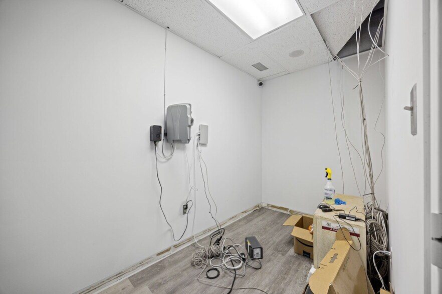 More Photos Of 2000 S Delphine Ave, Lyndhurst Warehouse For Lease