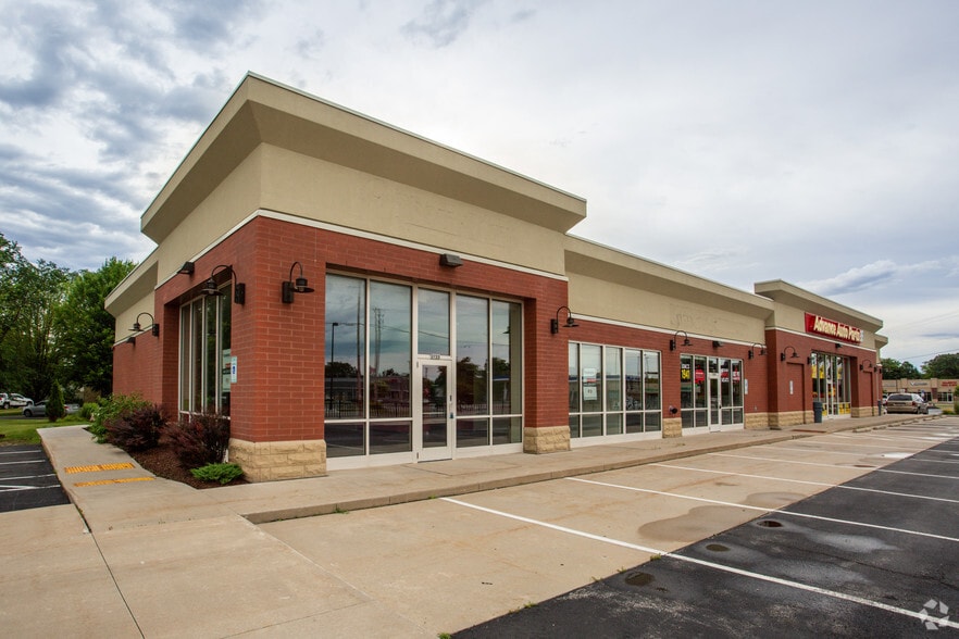 More Photos Of 2713-2723 Calumet Dr, Sheboygan Storefront Retail Office For Lease