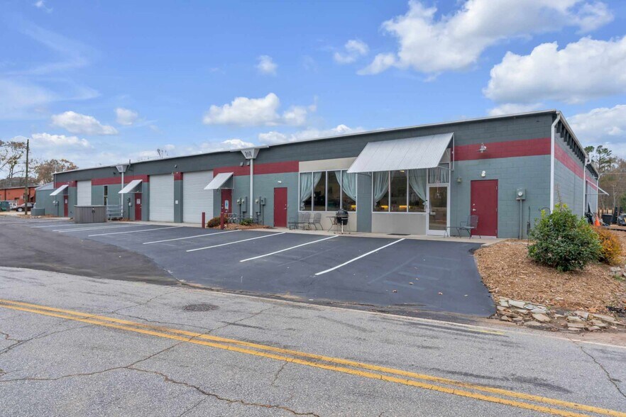 More Photos Of 518 W North 1st St, Seneca Storefront Retail Office For Lease