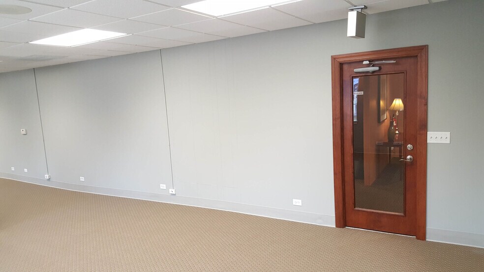 More Photos Of 105 Jackson Ave, Naperville Storefront Retail Office For Lease