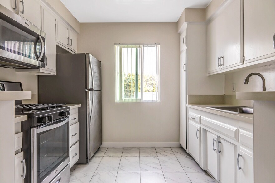 More Photos Of 423 N Harvard Blvd, Los Angeles Apartments For Sale