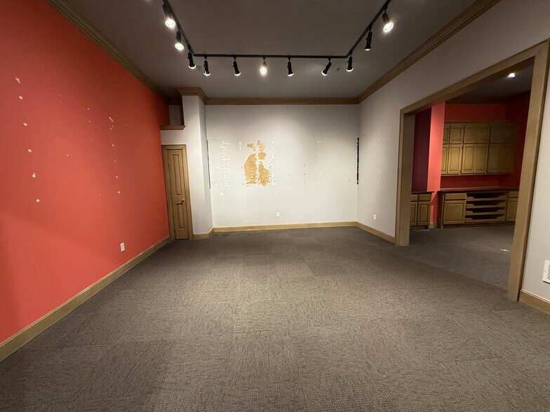 More Photos Of 207 3rd st, Lee's Summit General Retail For Lease