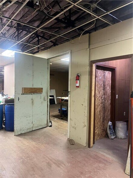 More Photos Of 1621 N 25th St, Kansas City Light Manufacturing For Sale