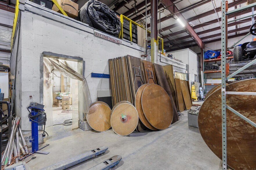 More Photos Of 13050 NW 43rd Ave, Opa Locka Warehouse For Lease