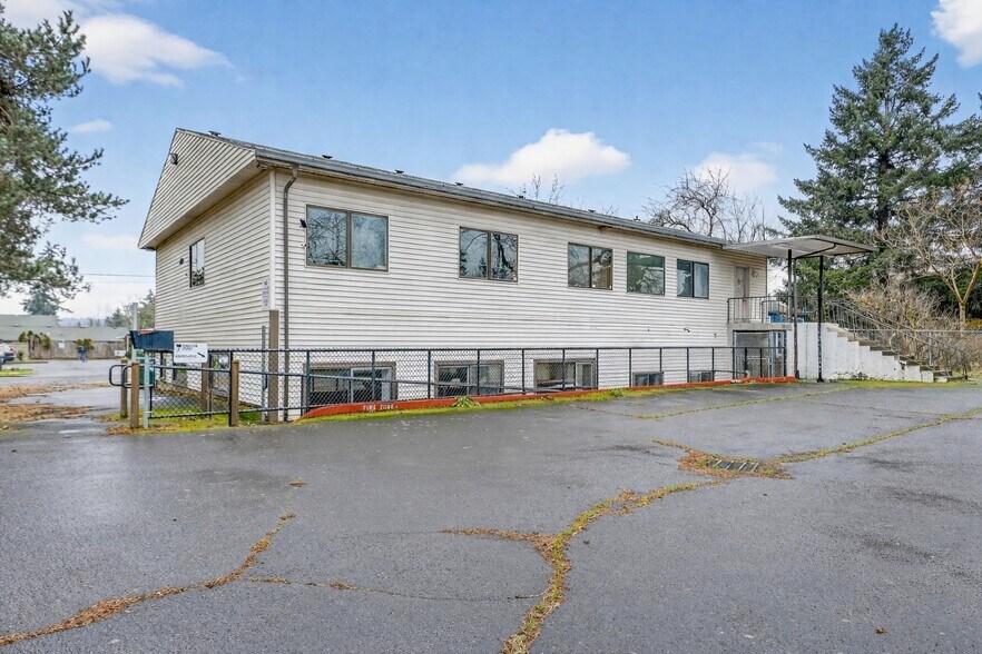 More Photos Of 12135 SE Lincoln St, Portland Office For Sale