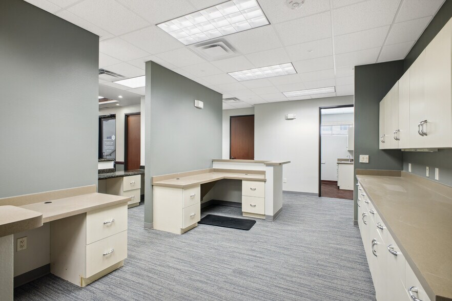 More Photos Of 2 Spurs Ln, San Antonio Office For Sale