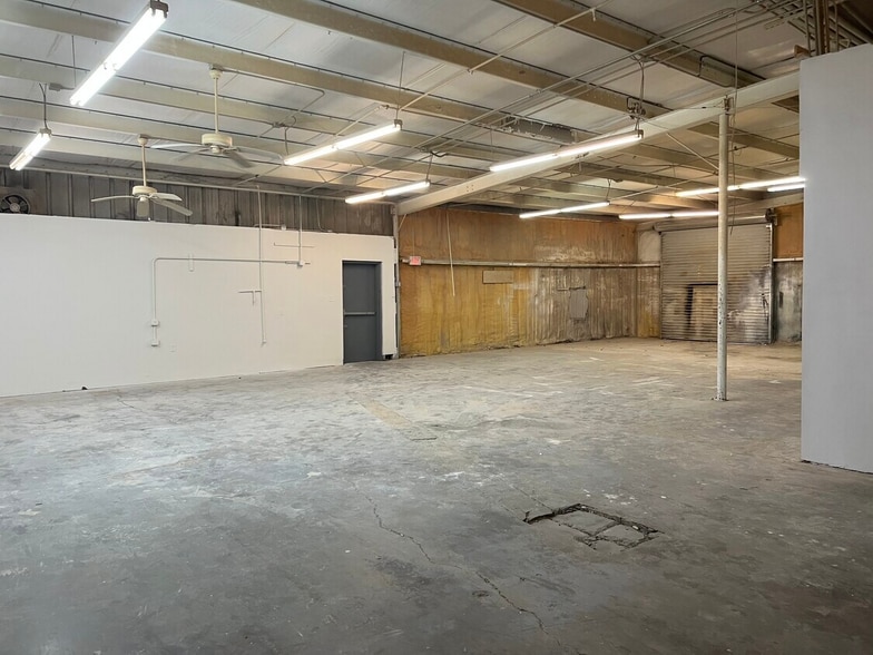 More Photos Of 750-758 Veterans Pky, Jonesboro Showroom For Lease