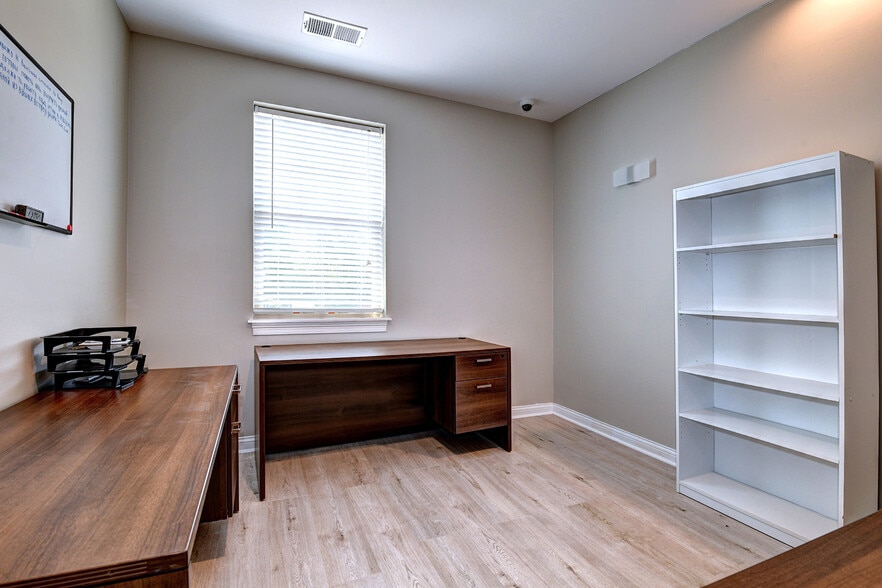 More Photos Of 10609-10611 Watterson Center Ct, Louisville Office For Sale