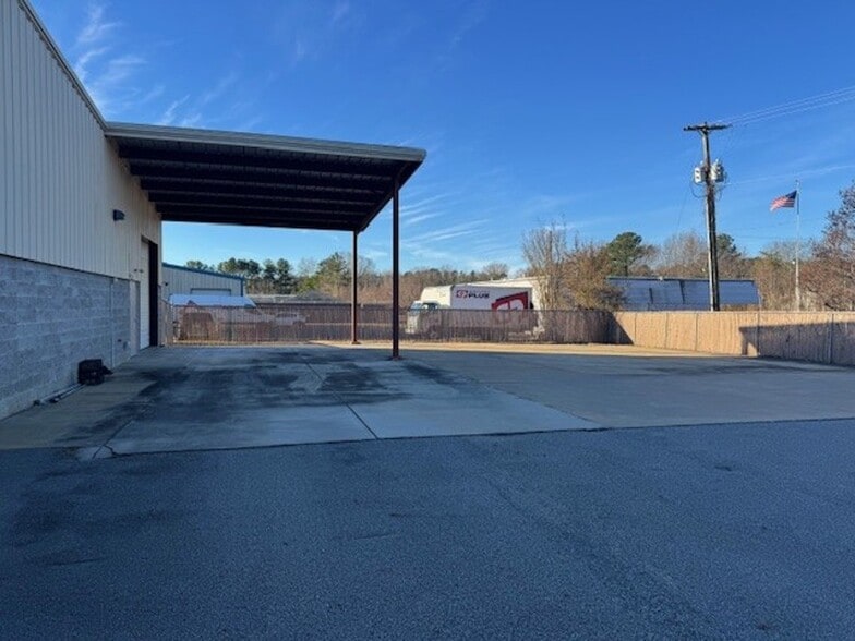 More Photos Of 404 Chicago Dr, Fayetteville Flex For Lease